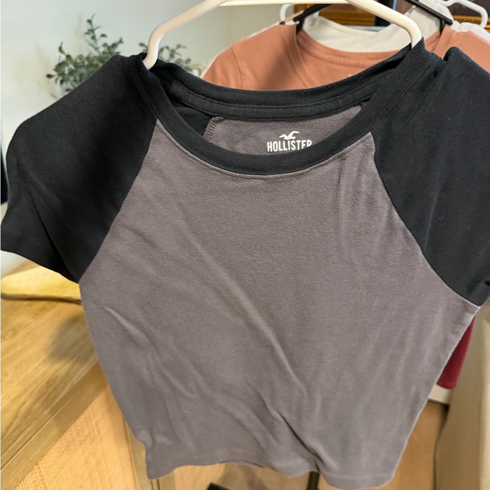 Hollister Women's Black and Gray Raglan Top (5 for $25)